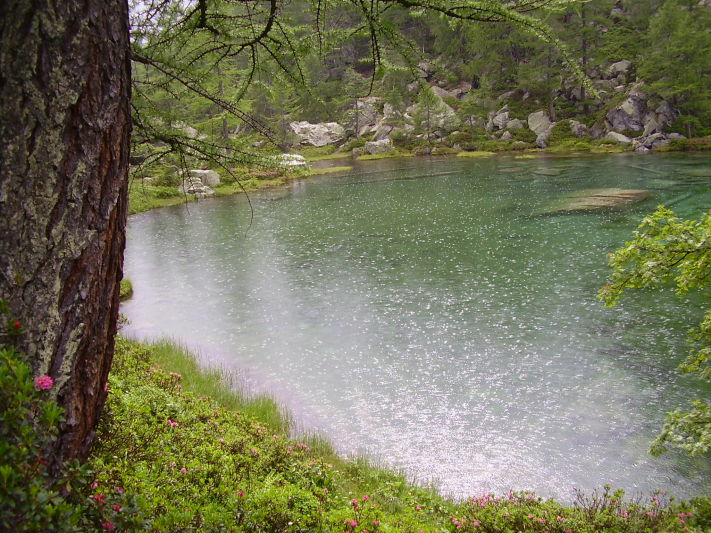 Parco Devero-Piove sul laghetto delle Streghe a Crampiolo.JPG